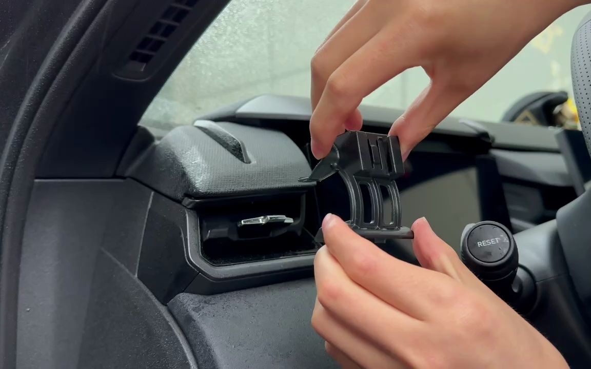 新领克03手机支架安装/拆卸方法