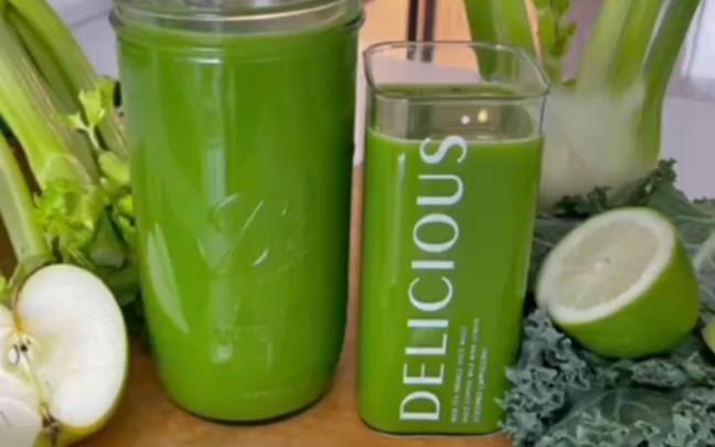 超级食物—羽衣甘蓝强强联手的蔬果汁配方价值10万蔬果汁配方，吃出又瘦又健康今天的果蔬汁中的食材，每一种都是蔬果届的扛把子，强强联手，是一款综合能力很强的绿汁