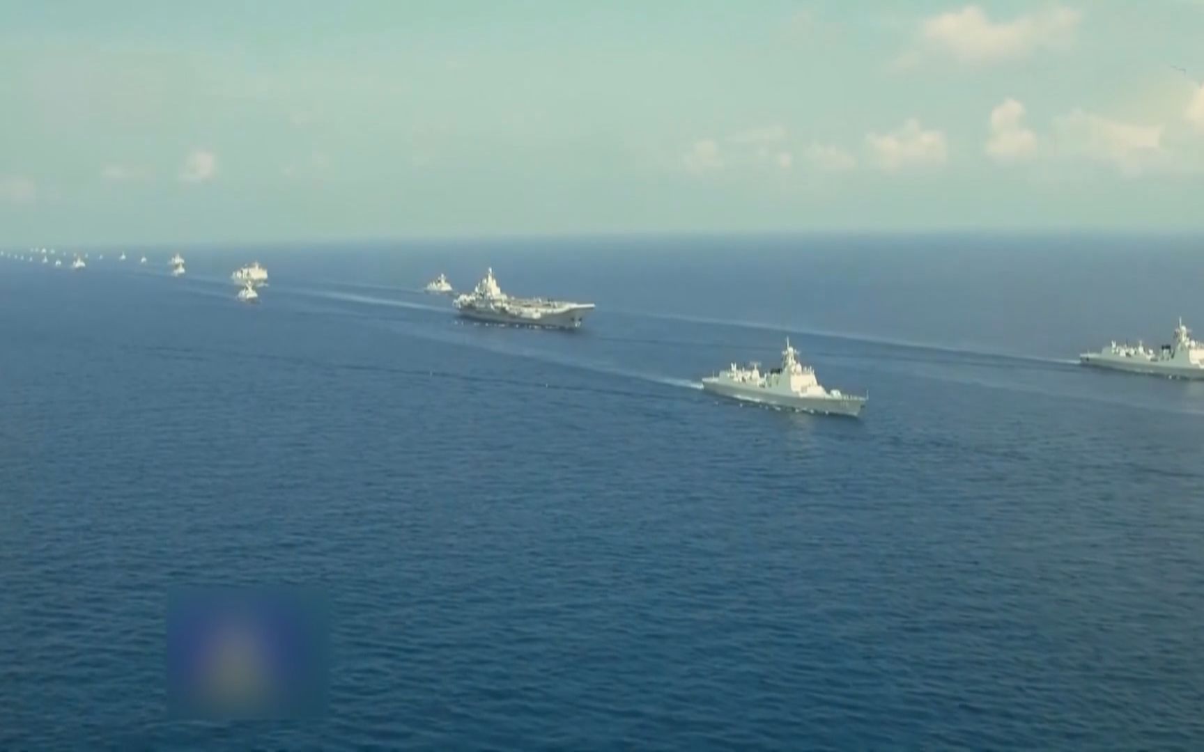 日本公布辽宁舰航母编队通过宫古海峡最新照片