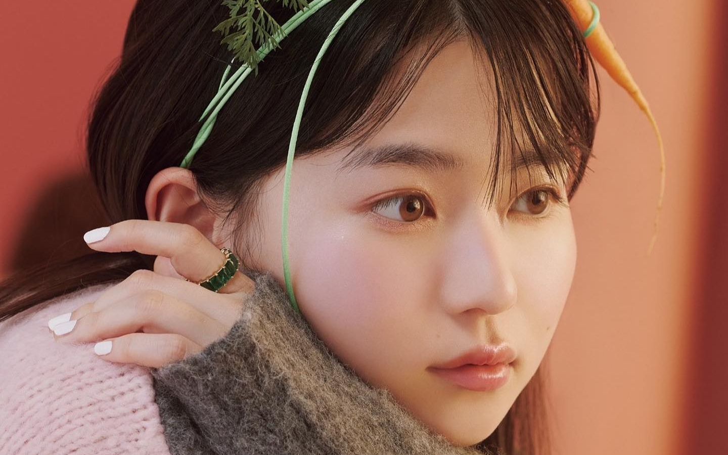 Akina Yamada] Yamada and her dog on standby during a photo shoot.