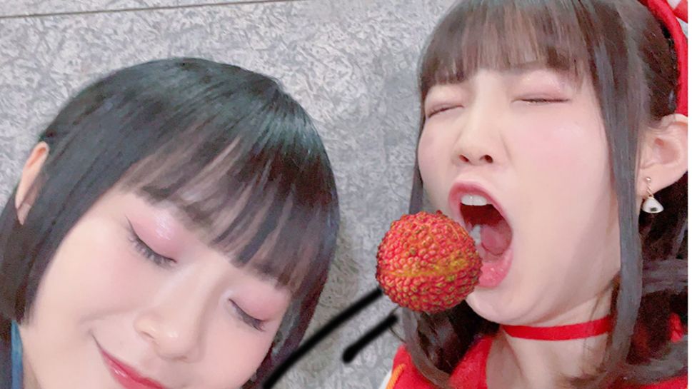 连皮吃荔枝的松田彩音（被春咲暖哄骗）