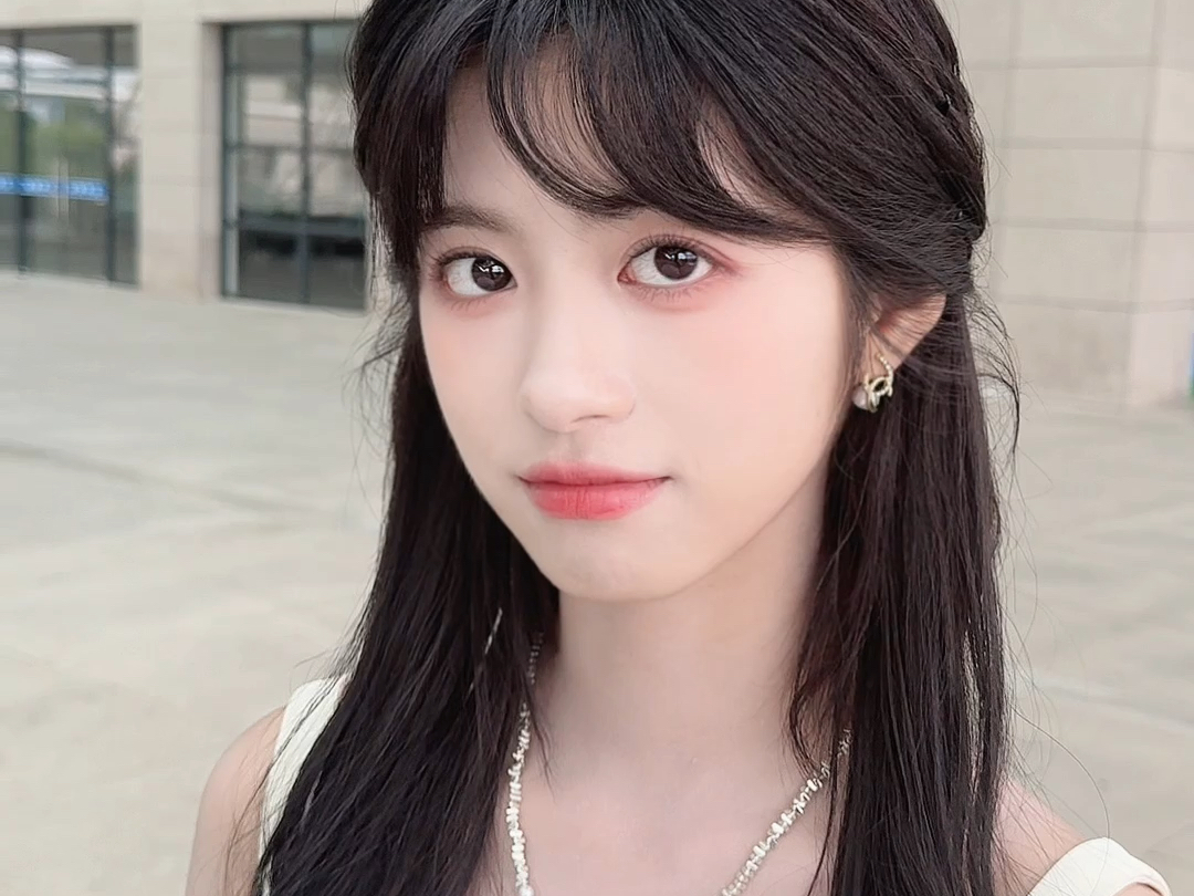 吴嘉茹你又登你姐姐的微信约我出来？