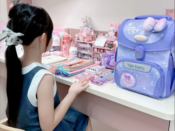 沉浸式整理书包👉🏻等会要去图书馆学习，准备在那待一整天，看看妹妹的书包里都带了些什么吧！