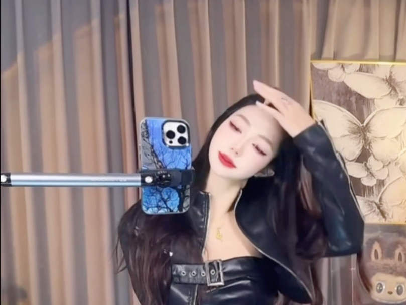 穿一身皮装而又微甜的御姐