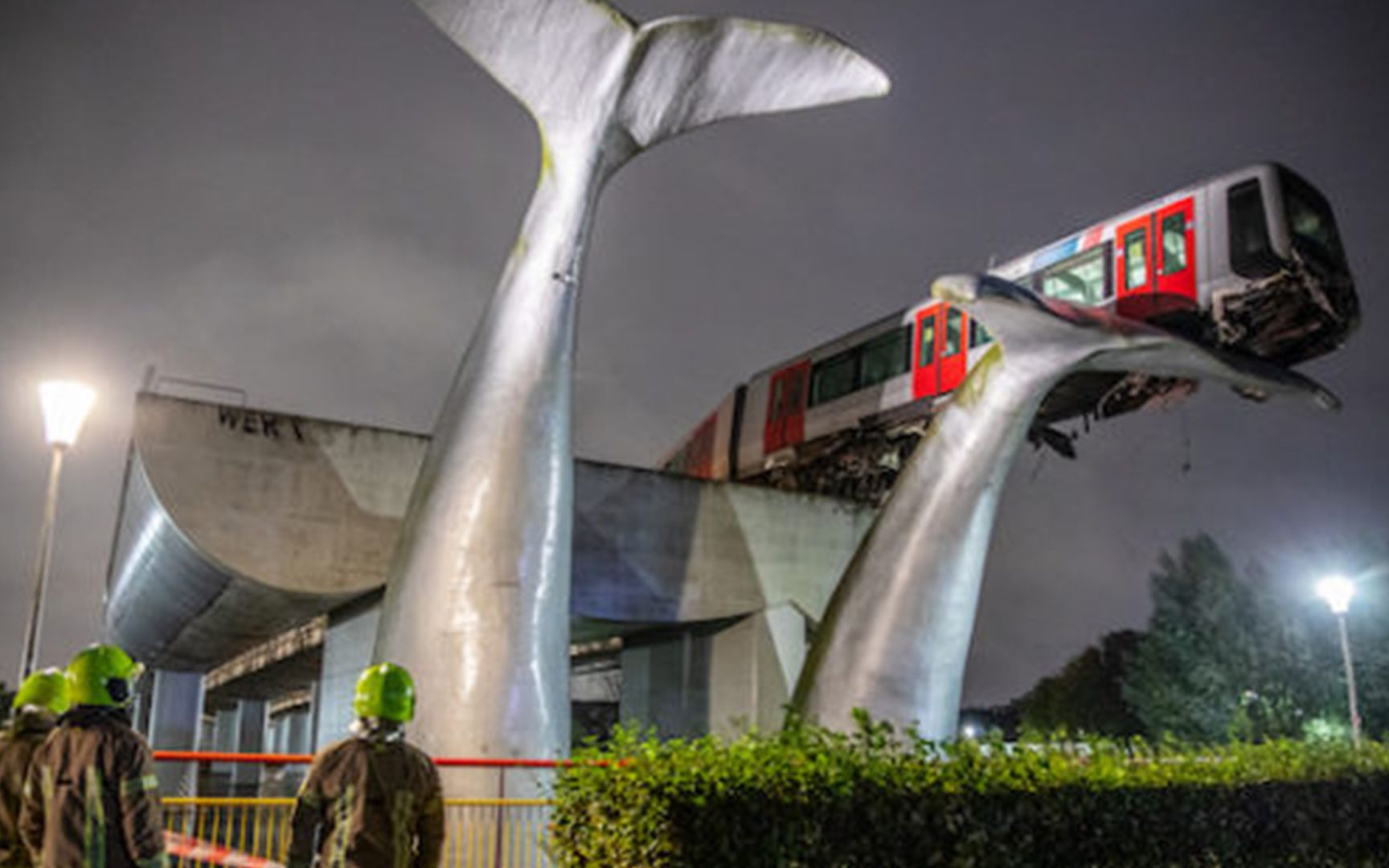 有“鲸”无险！荷兰地铁冲出轨道被鲸鱼雕像接住