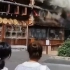 现场拍摄贵州千户苗寨火灾，紧急时刻情侣两人从楼上跳下获救全过程。#惊险万分