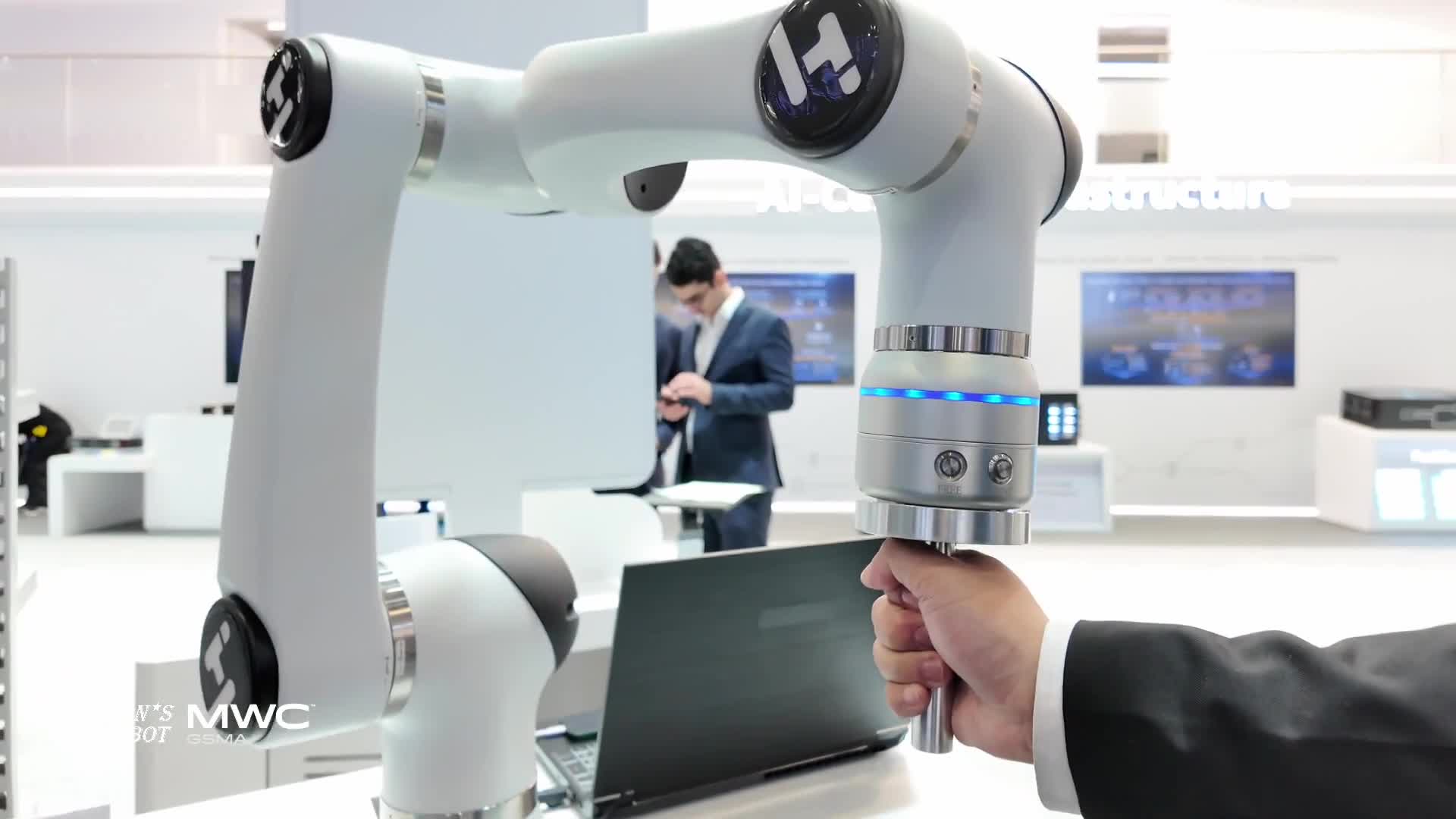 华为联手大族机器人打造的具身智能AI柔性产线，亮相2025MWC