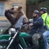 毛子骑摩托带熊兜风，熊还会招手示意..
