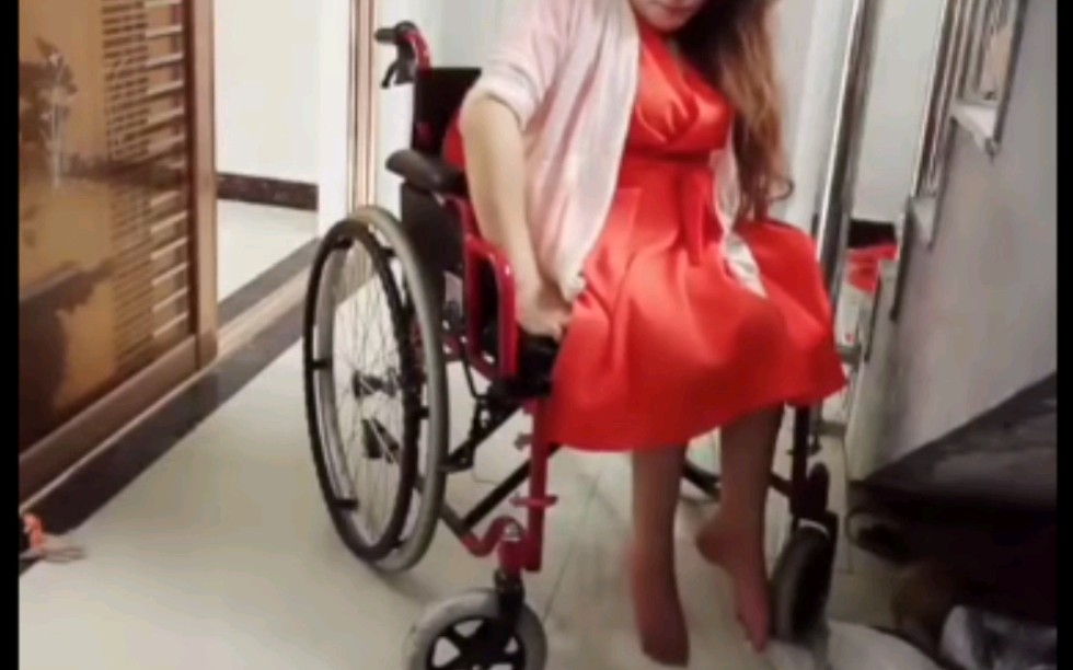 wheelchairgirlpolio轮椅儿麻女人