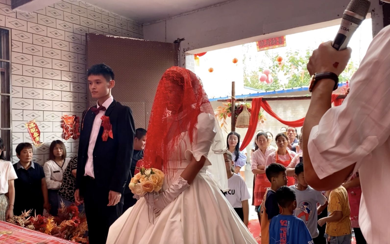河南农村婚礼现场，场面隆重又热闹，新娘长的真漂亮