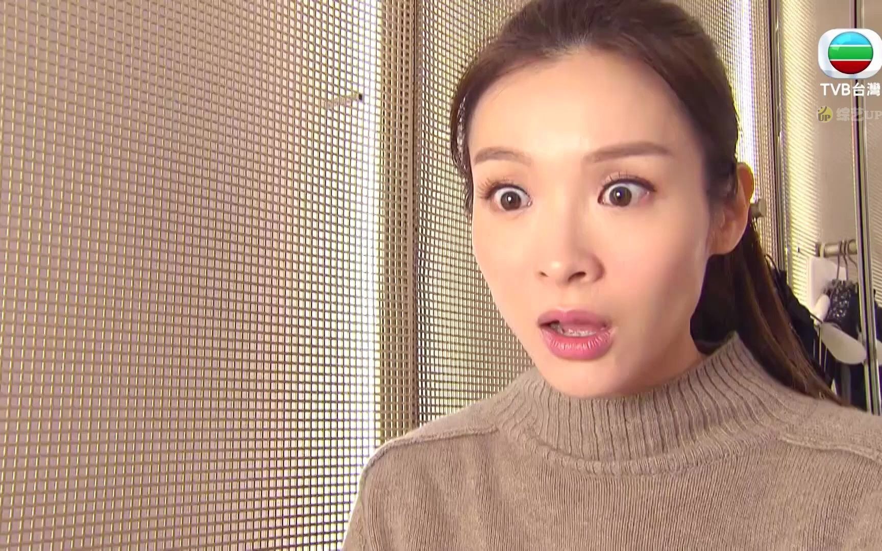 平胸姐姐看到丰满女生胸部的尴尬瞬间 | 高海宁 李佳芯 bb来了