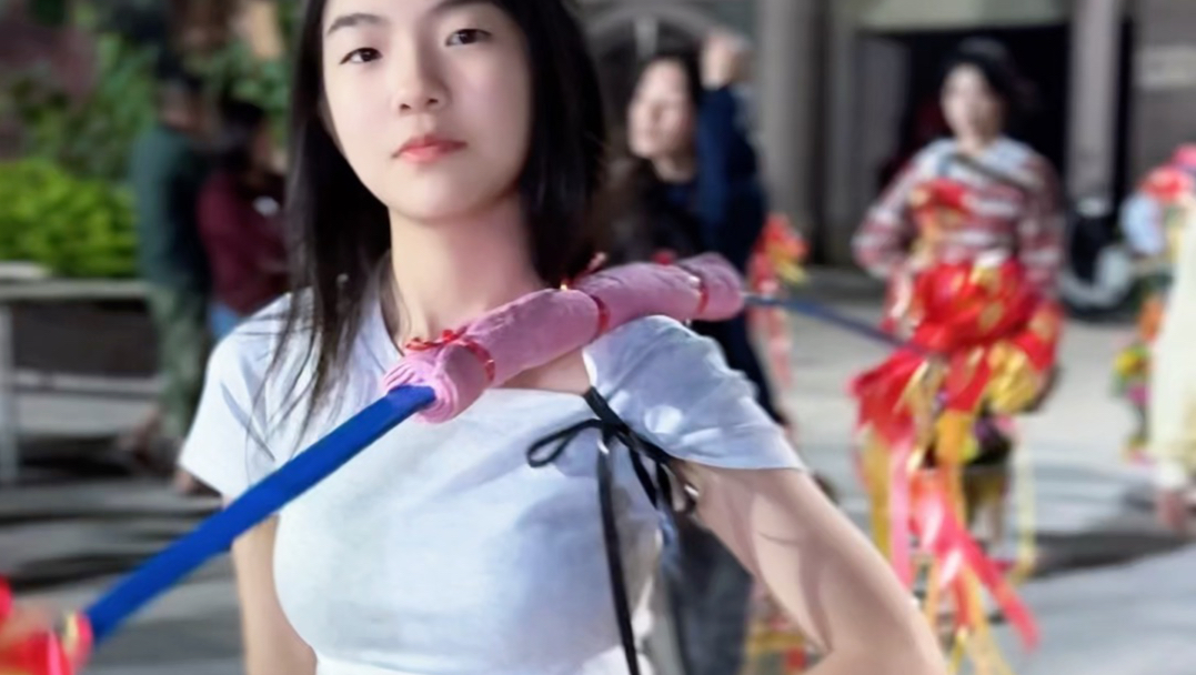 当我换上华丽的戏服后，你还认得我吗