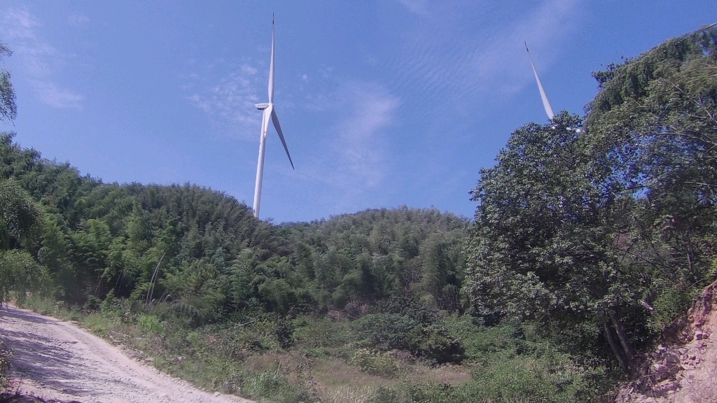 摩旅江西,宜春市袁州区丰顶山风电场登顶,公路海拔910多,山顶差不多