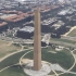 美国新冠死亡者的棺材垒起来，超过了华盛顿纪念碑的高度