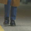 美女憋不住跑进男友店里的厕所