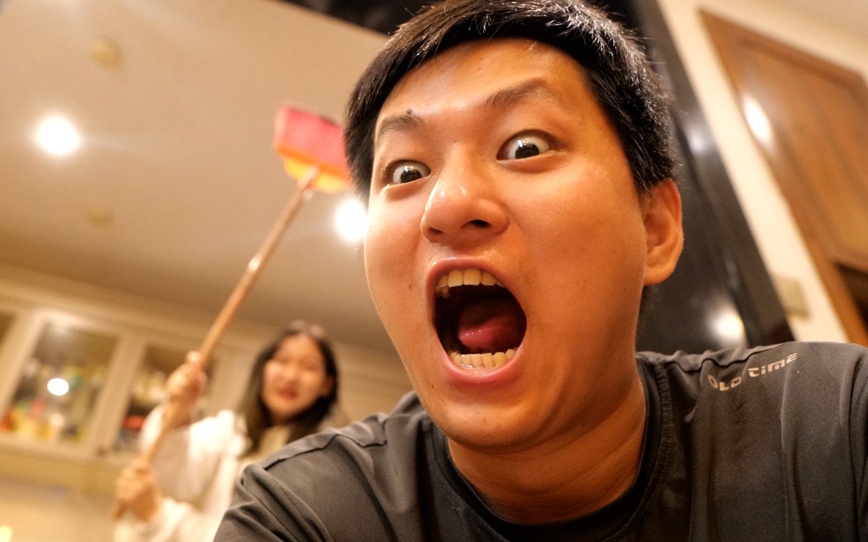 只是给你吃一块饼干而已！没必要下手这么狠吧！