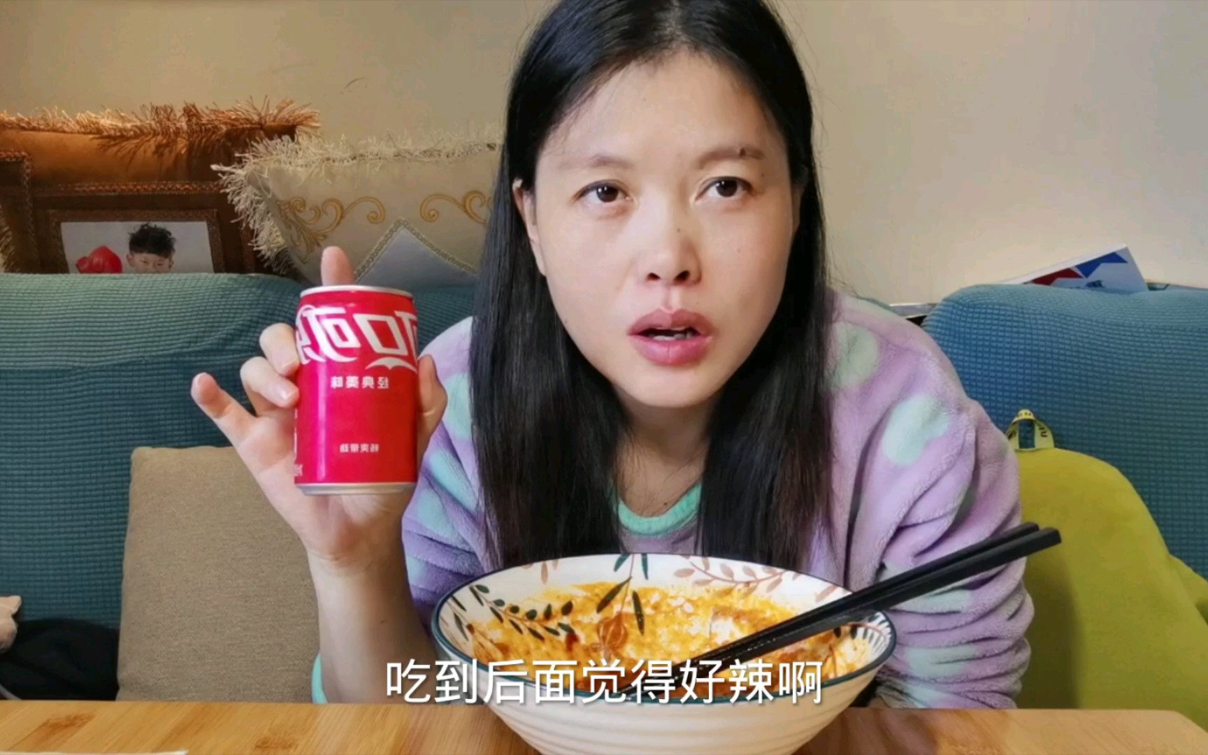 记录娘俩在重庆的小日常，正因为母子相依为命，所以更希望儿子有他自己的朋友，午餐吃新疆炒米粉