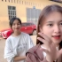 越南姑娘小花带妹妹小香去申请考驾照。小香对城市的东西什么都很好奇。