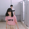 美女不知门外是男生，要小伙帮买卫生巾，结果出厕所那刻尴尬了