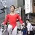 日本奇葩男子街头起舞 为何要放弃治疗