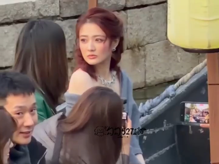 徐璐，女神降临黑色露肩低胸礼服！！黑天鹅！！