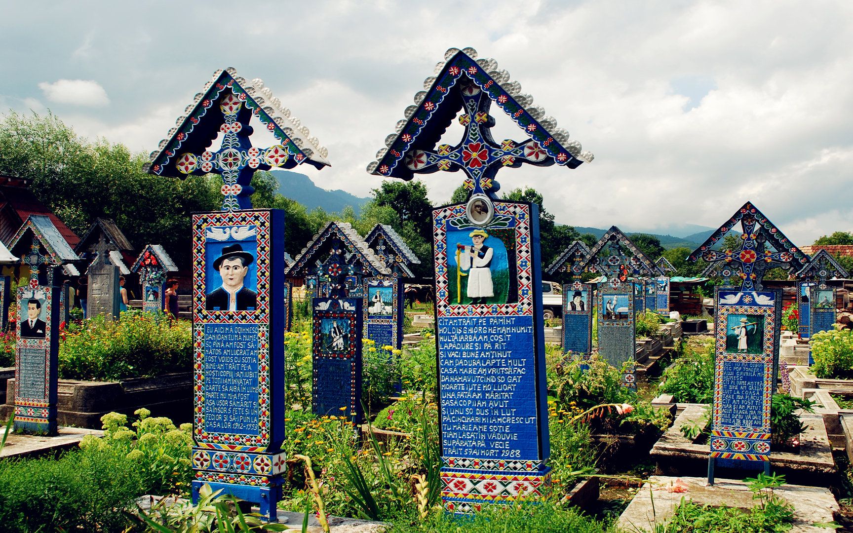 欢乐的墓地！罗马尼亚小镇俏皮的木碑文化【寰球大百科173】