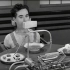 卓别林摩登时代——自动吃饭机