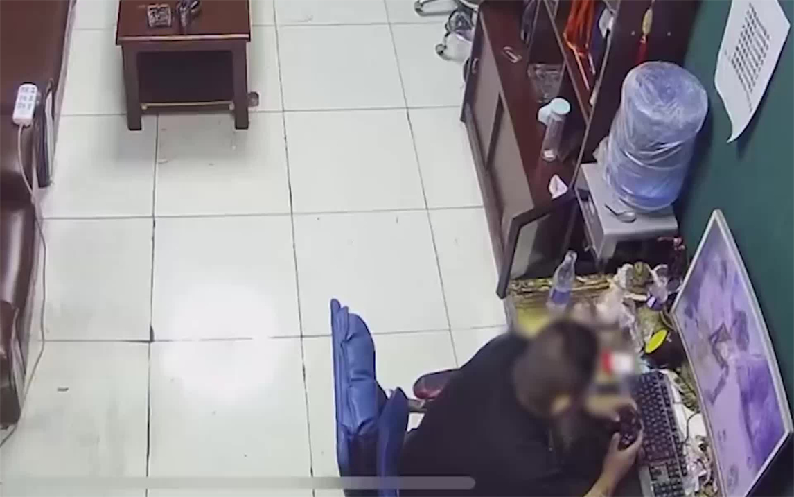 男子认真打游戏突然传出女人声音,吓到头皮发麻,抬头看监控气笑了