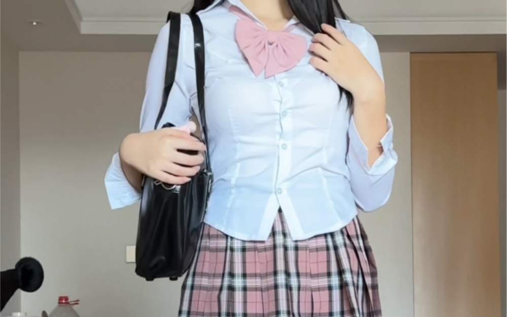 It's your first time wearing it. Help me see if it looks good.