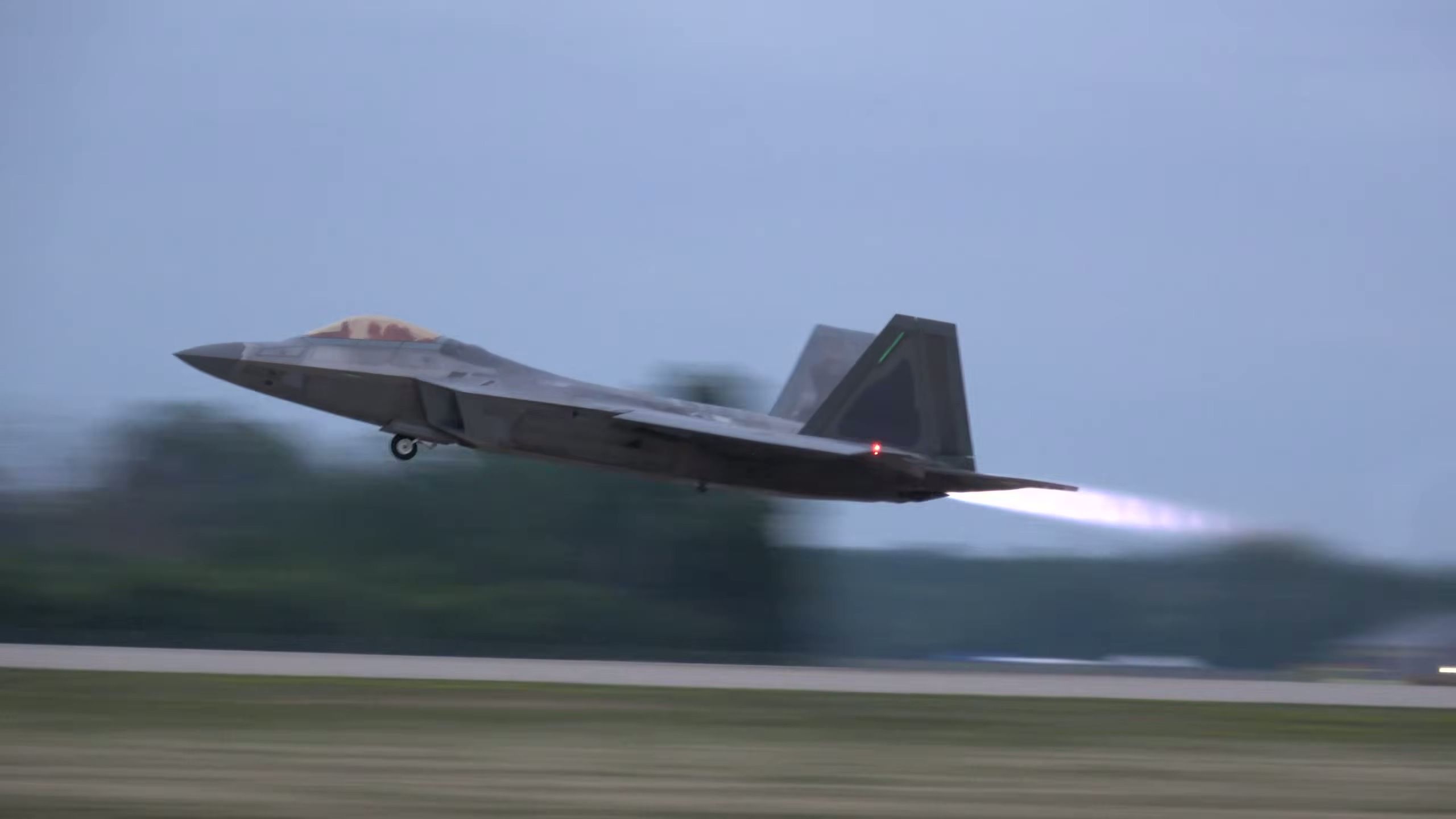 F-22猛禽隐身战斗机全加力起飞
