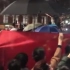 中国留学生包围港独游行齐唱国歌，为国旗挡雨