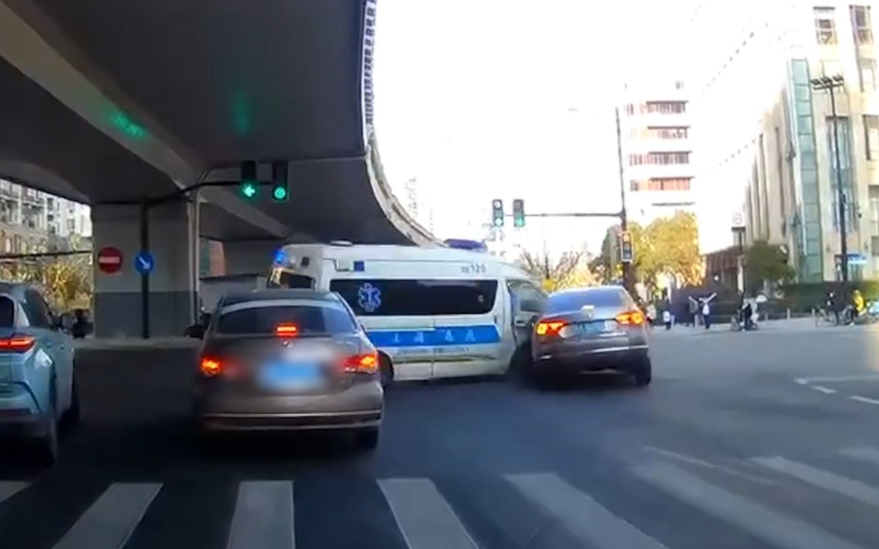 上海一救护车过红绿灯时被撞侧翻：车上无病人，一工作人员轻伤