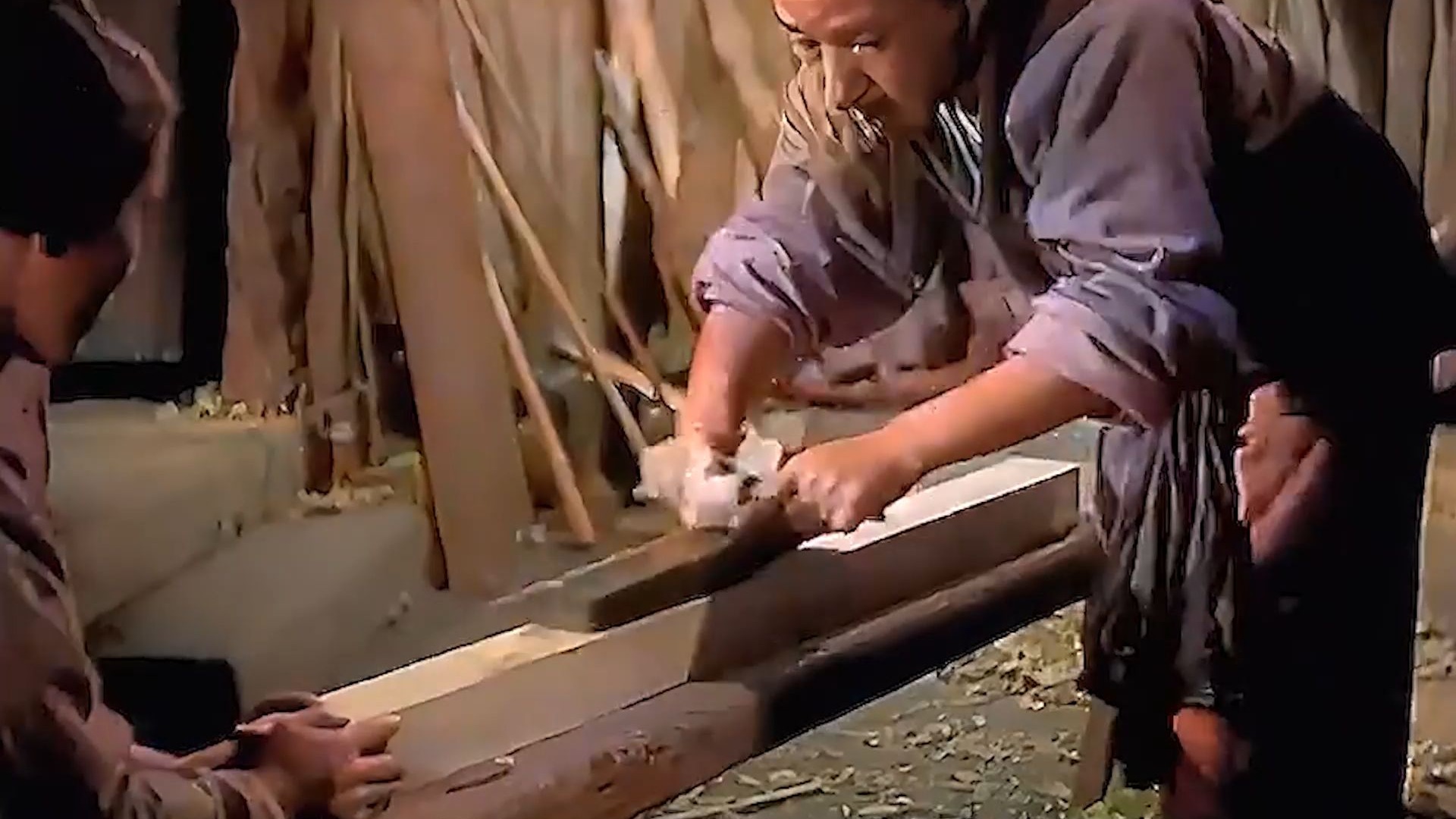 “传说鲁班年轻时手艺并不精湛，每次刨木头都需要妻子帮忙顶着”《鲁班术》