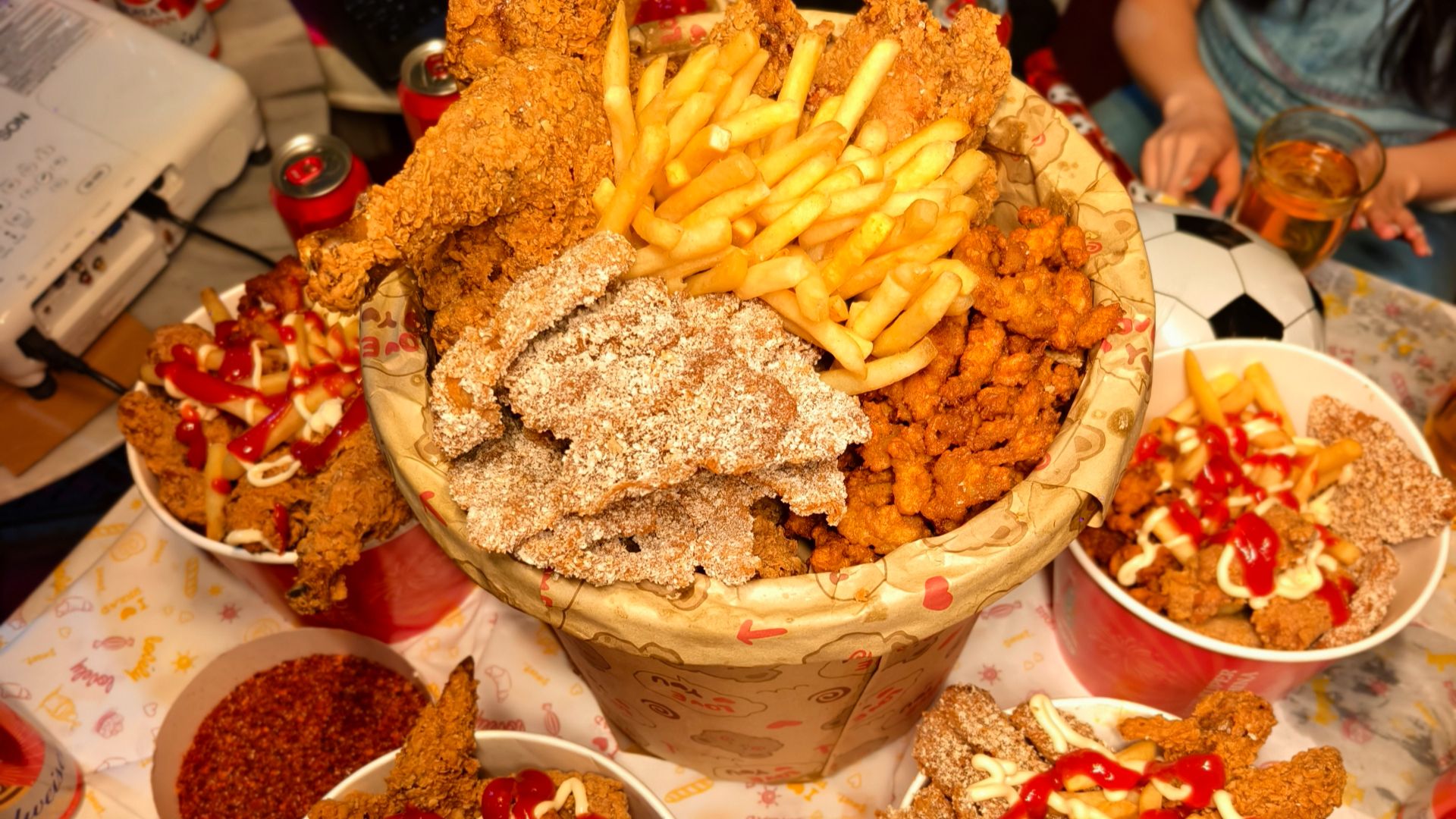 与好友观看足球盛宴，当然少不了炸鸡啤酒