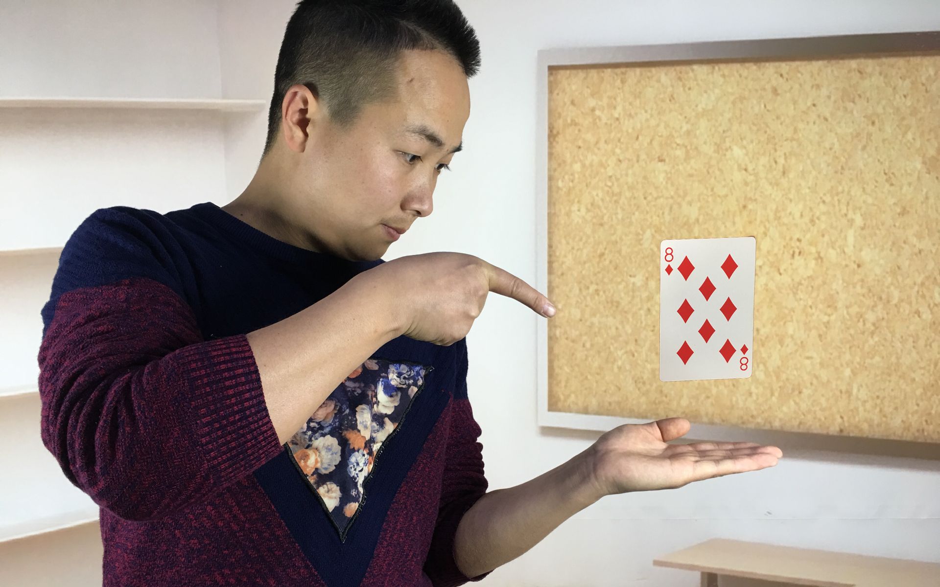 魔术揭秘扑克牌在手上自动飞起来揭秘后特简单