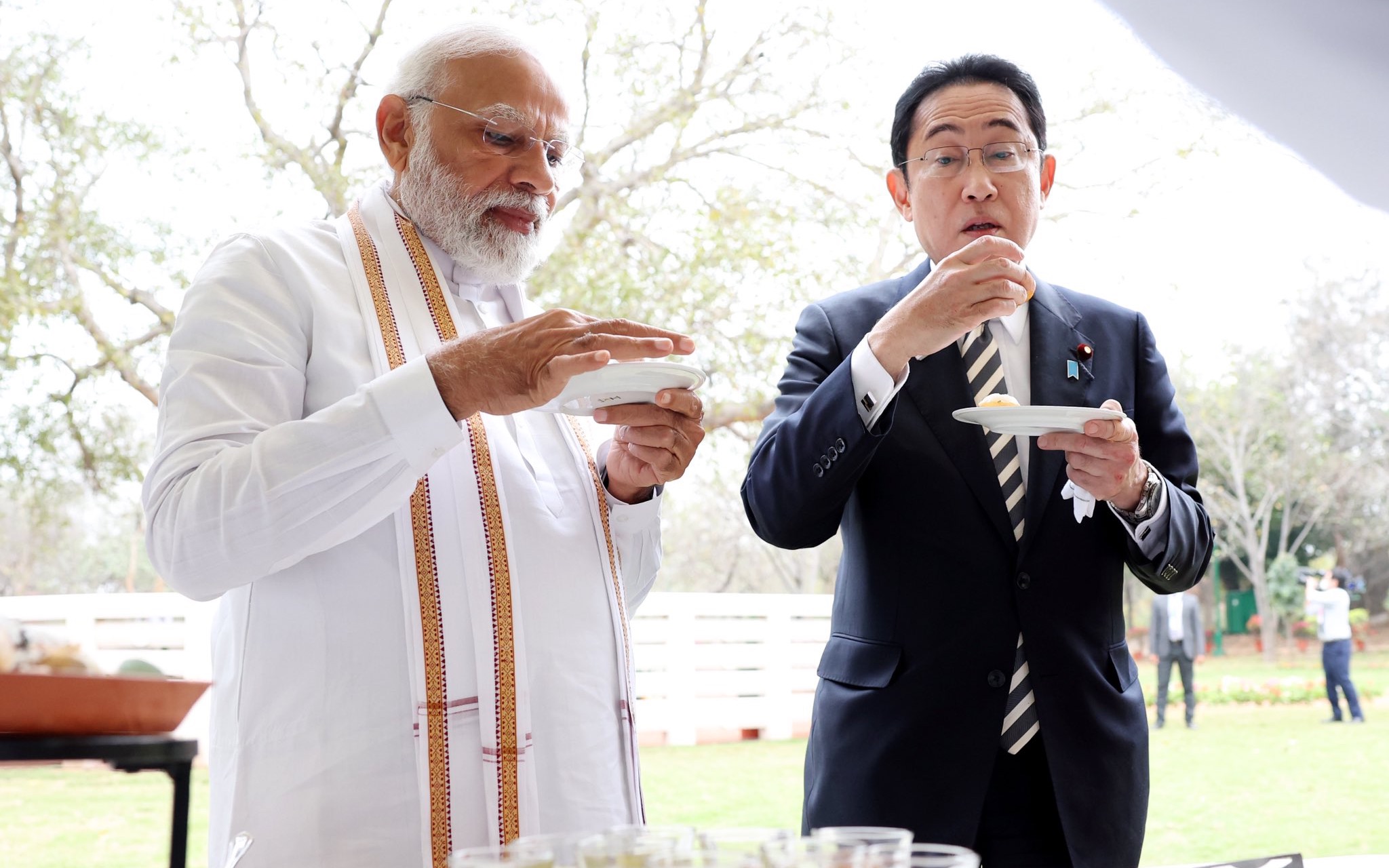 干净又卫生？日本首相岸田文雄狂炫印度暗黑小吃 一个接一个停不下嘴