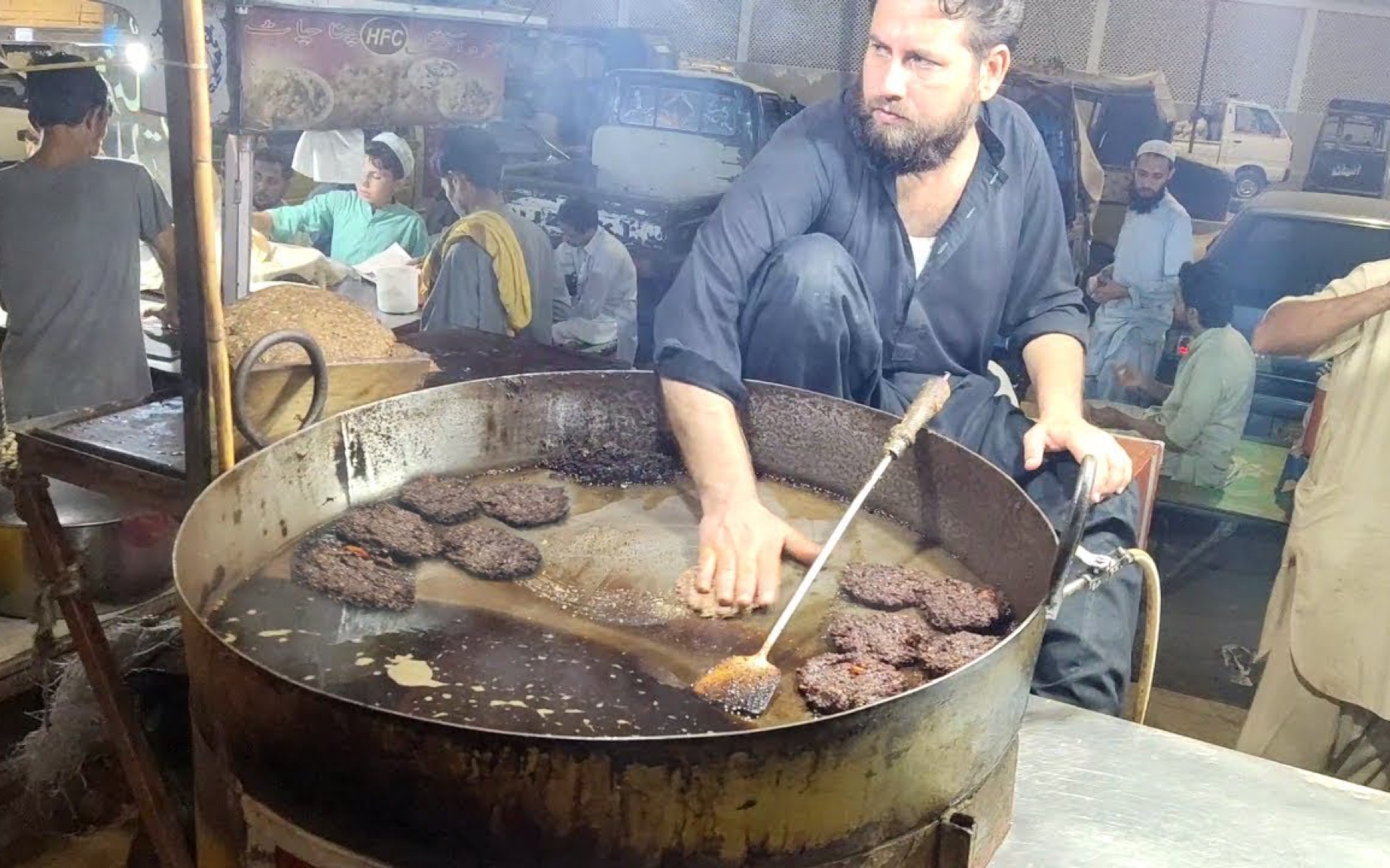 结合番茄的酸酸甜甜、辣椒和老板手汗的辣辣咸咸的炸肉饼，快请你的朋友吃一份