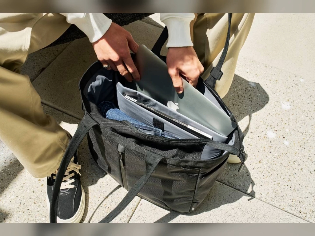 轻奢品牌Aer City Tote大容量休闲商务手提单肩包是专为城市设计的日常必备托特包，它的特点是经典而时尚。