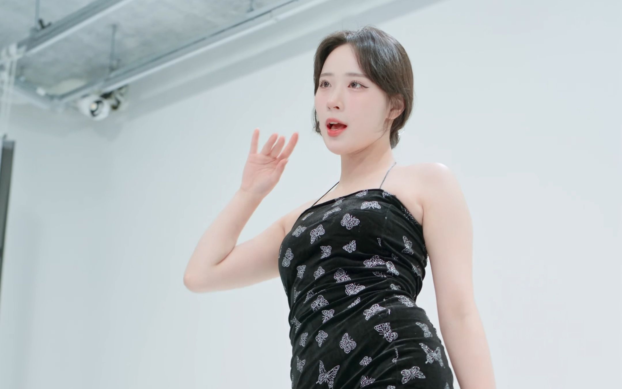 Jung In, Feel Special, black floral dress, side view