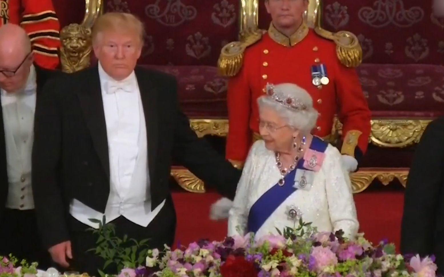 拍拍肩膀! 特朗普访英触碰女王被指严重失礼