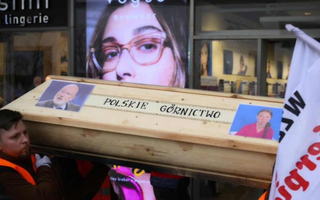 波兰矿工抗议欧盟环保政策 给环保少女“办葬礼”
