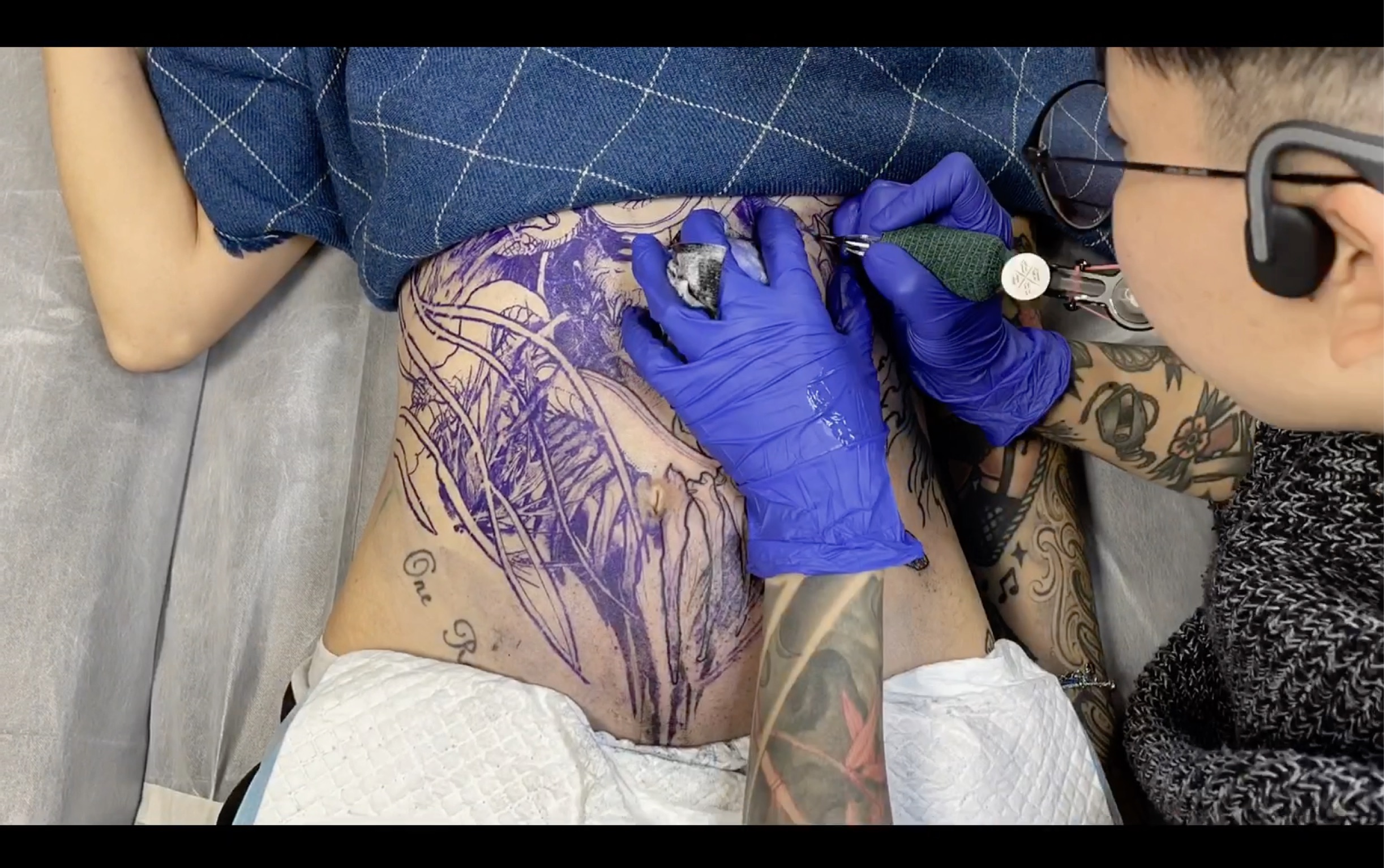 纹身vlog·腹部美杜莎纹身记录！深圳行运纹身·纹身做人物做大了体现细节真的好看！