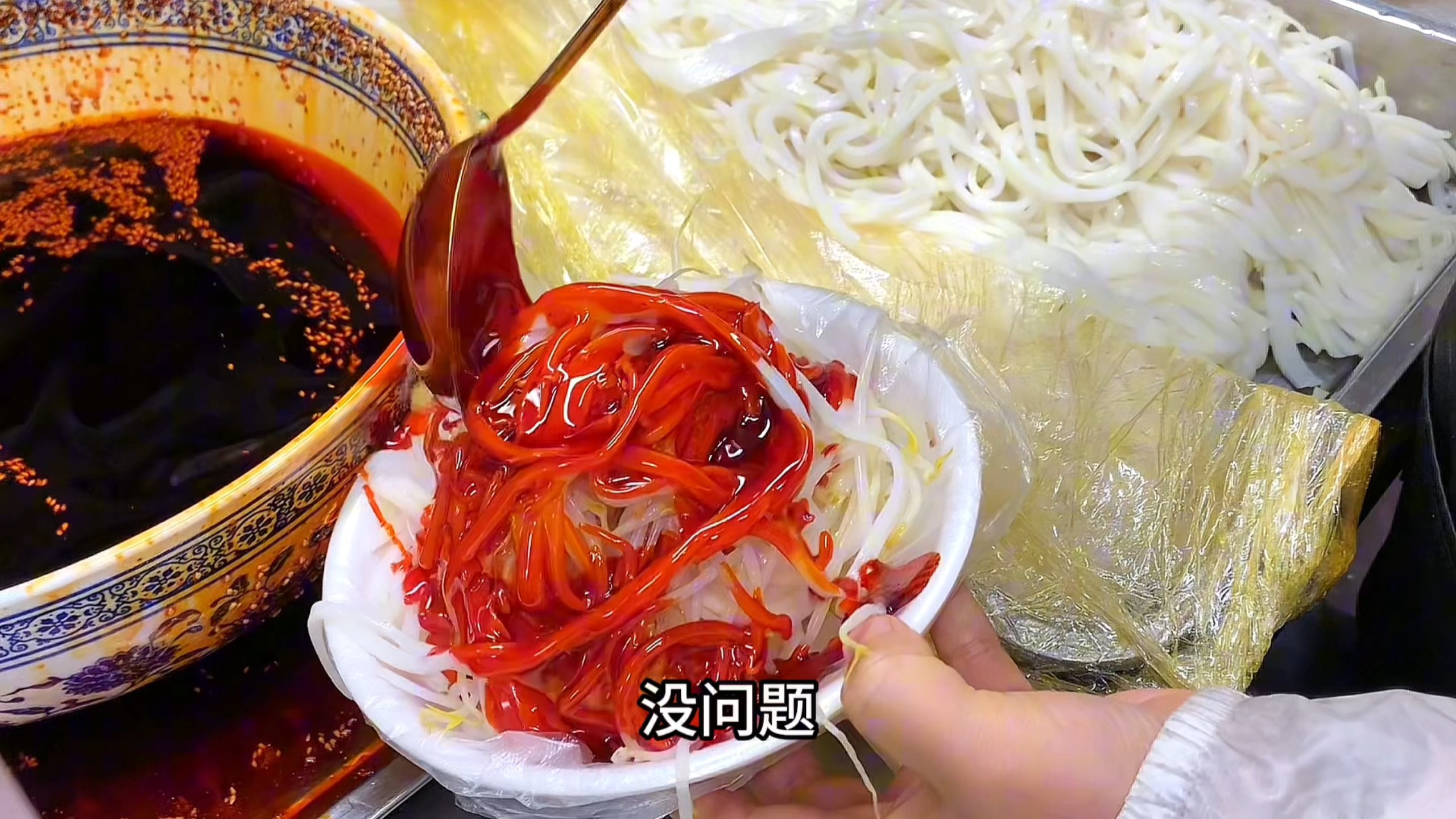 西安小巷子里好吃的多，110元买梆梆肉，猪大肠猪肚护心肉切一大包，8元的米皮辣椒油给特多