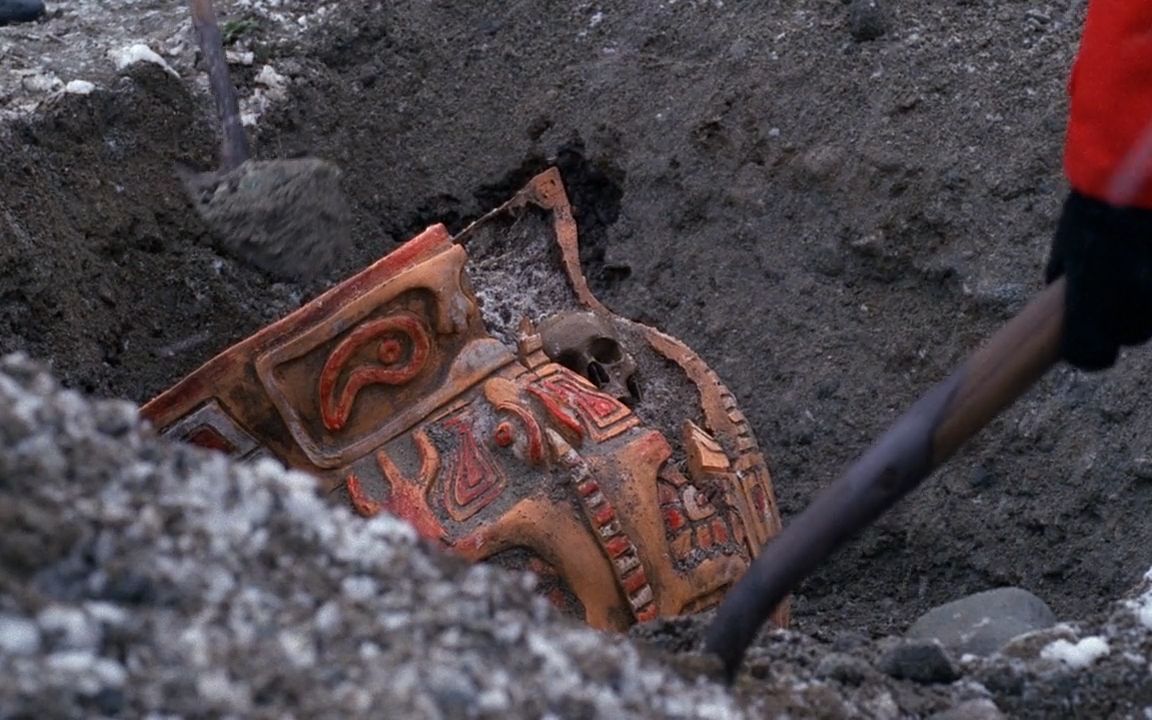 《X档案》第三季第十八集，探险队挖出一具千年尸骨，一旦移动将会带来灾难