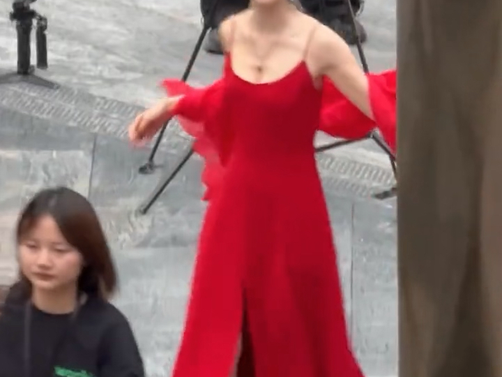 周雨彤 一字带高跟鞋