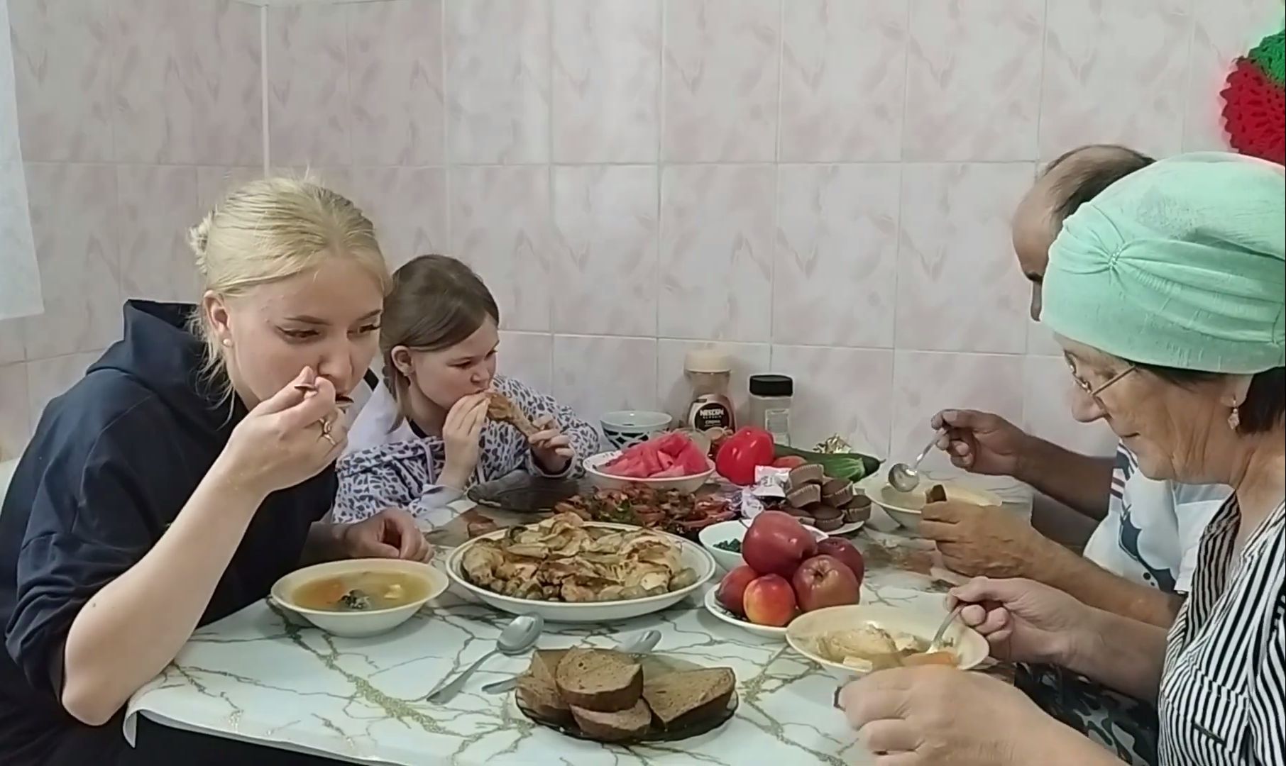 俄罗斯乡村里，一个家庭的日常饮食