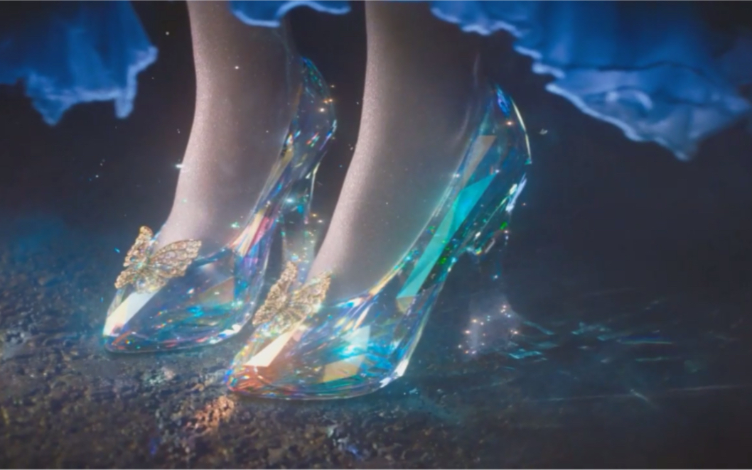 同是灰姑娘的水晶鞋：新版VS老版，新版分明是塑料