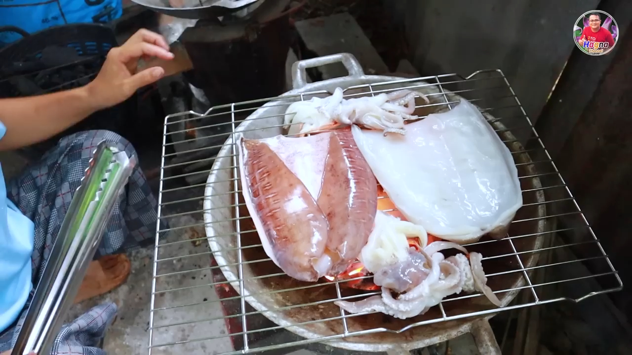 泰国大叔吃自制烤鱿鱼，配上辣辣的蘸料，非常美味