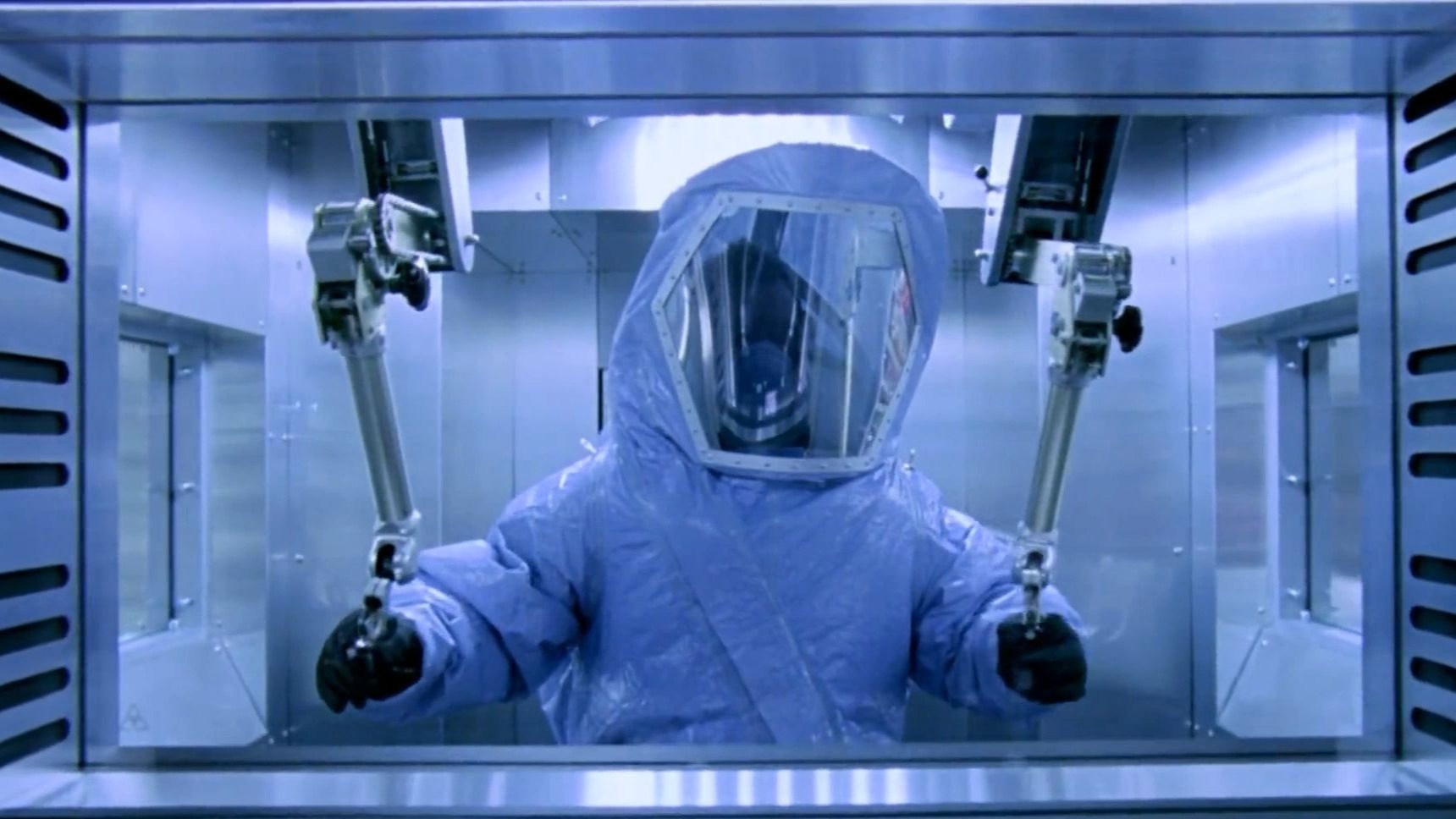 一个身穿防护服的男人操纵着机械臂，偷走实验室几瓶药剂《生化危机》
