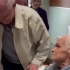 92岁的哥哥和病床上的弟弟告别，也许他们都知道，这辈子可能不会再重逢了